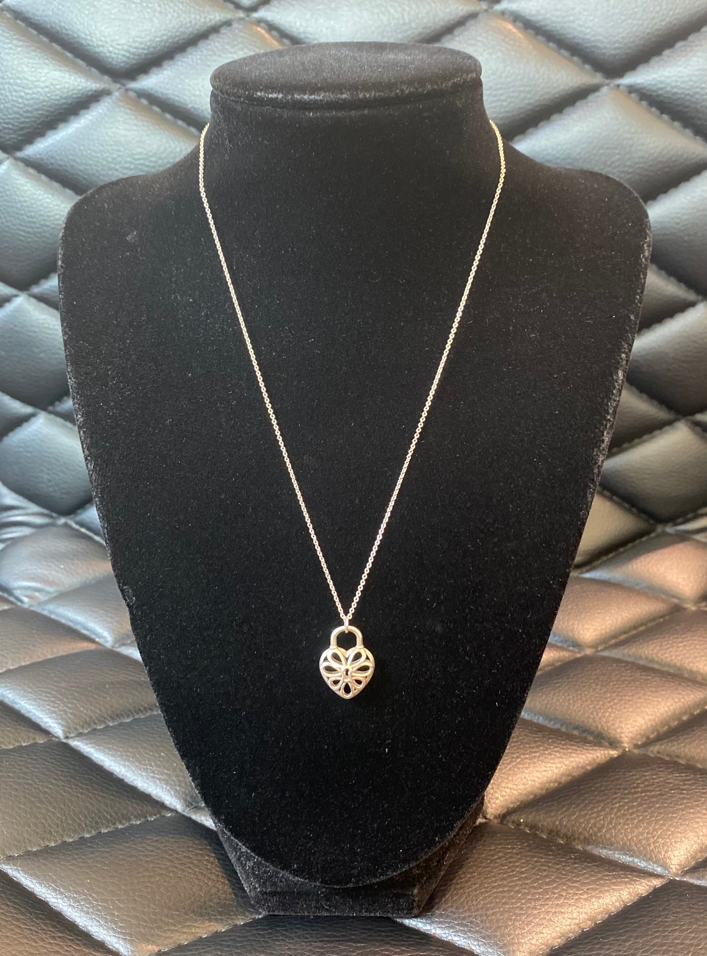 Tiffany & Co Filigree Heart Lock & Key Pendant Necklace Silvery Silver  Metal ref.791666 - Joli Closet